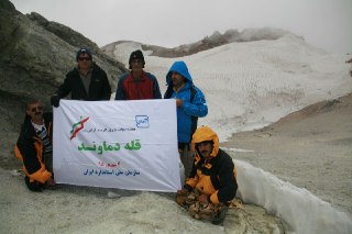 به مناسبت گرامیداشت هفته دولت و روز کارمند، تیم کوهنوردی سازمان ملی استاندارد ایران به قله دماوند صعود کرد