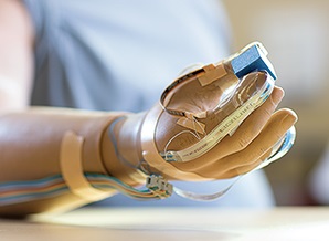 دستگاه توانبخشی هوشمند عضلات انگشتان دست با استفاده از حس لامسه مصنوعی