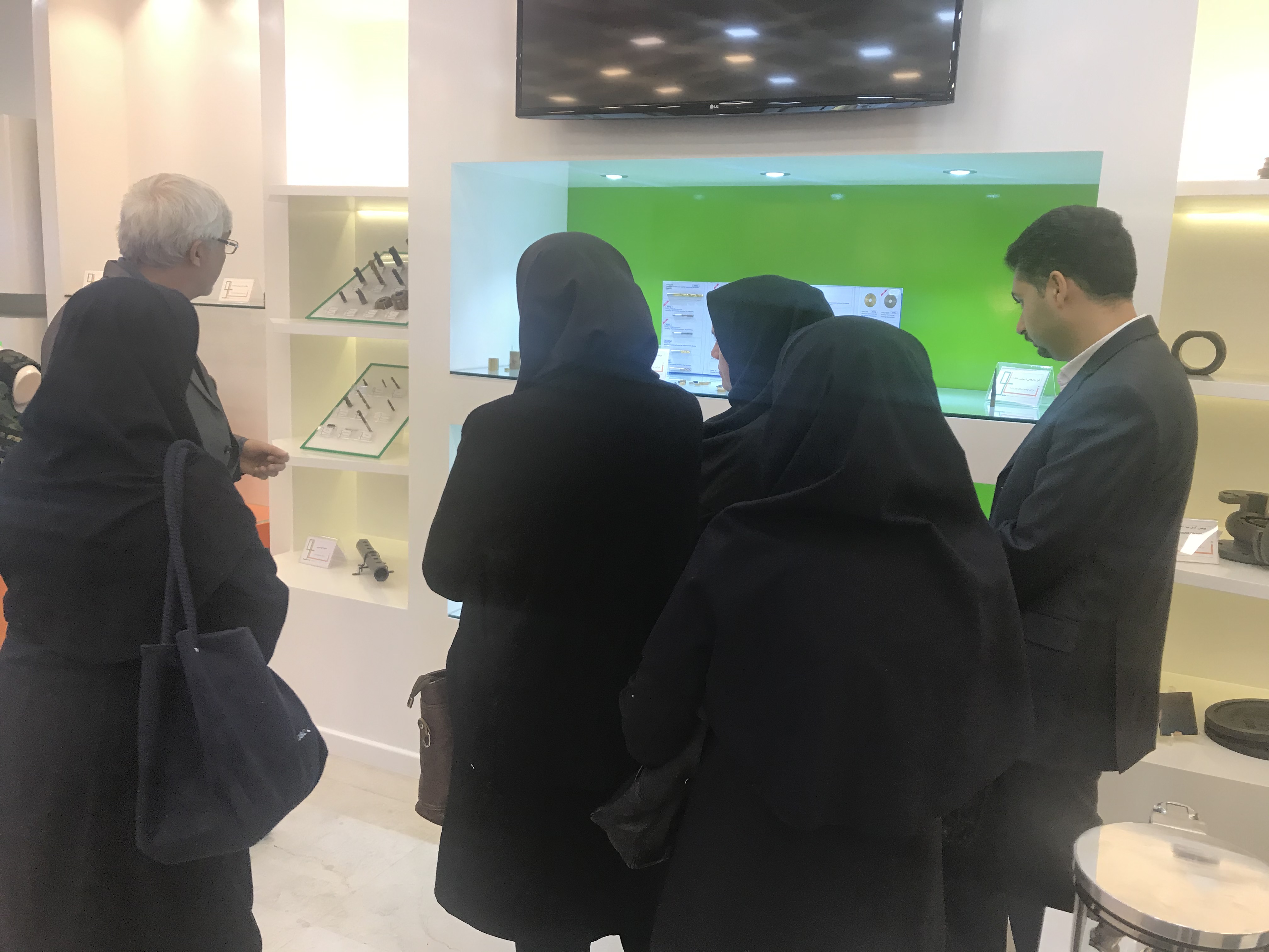 بازدید ریاست پژوهشگاه استاندارد و هیات همراه از ستاد نانو