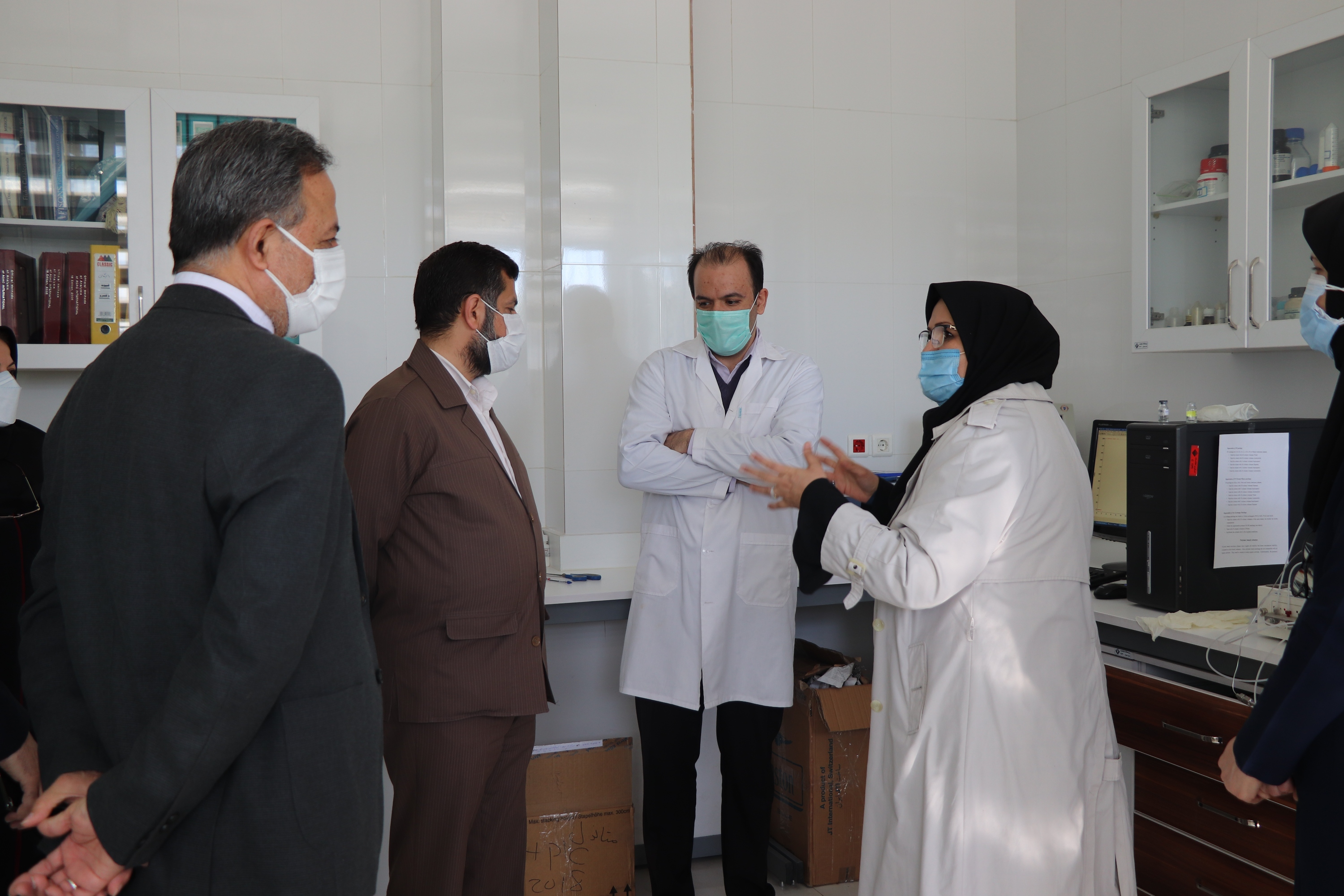 غلامرضا شریعتی، رییس سازمان ملی استاندارد ایران با هیات همراه از برخی آزمایشگاه های پژوهشگاه استاندارد بازدید کرد