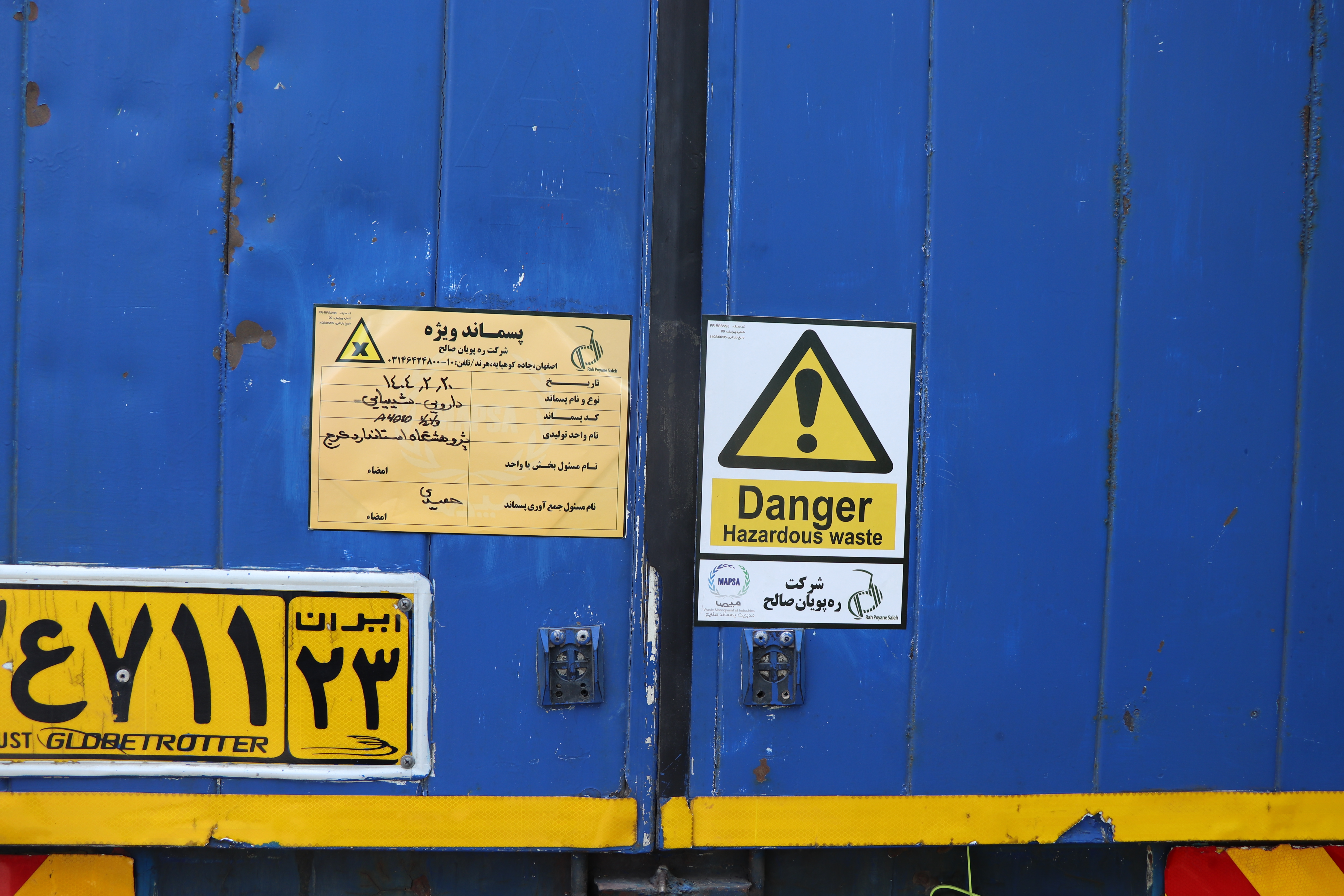 انتقال پسماندهای شیمیایی خطرناک تولید شده در آزمایشگاه های پژوهشگاه برای امحاء و بی خطرسازی